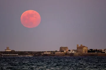 Experience the Enchanting Strawberry Moon: A Celestial Spectacle